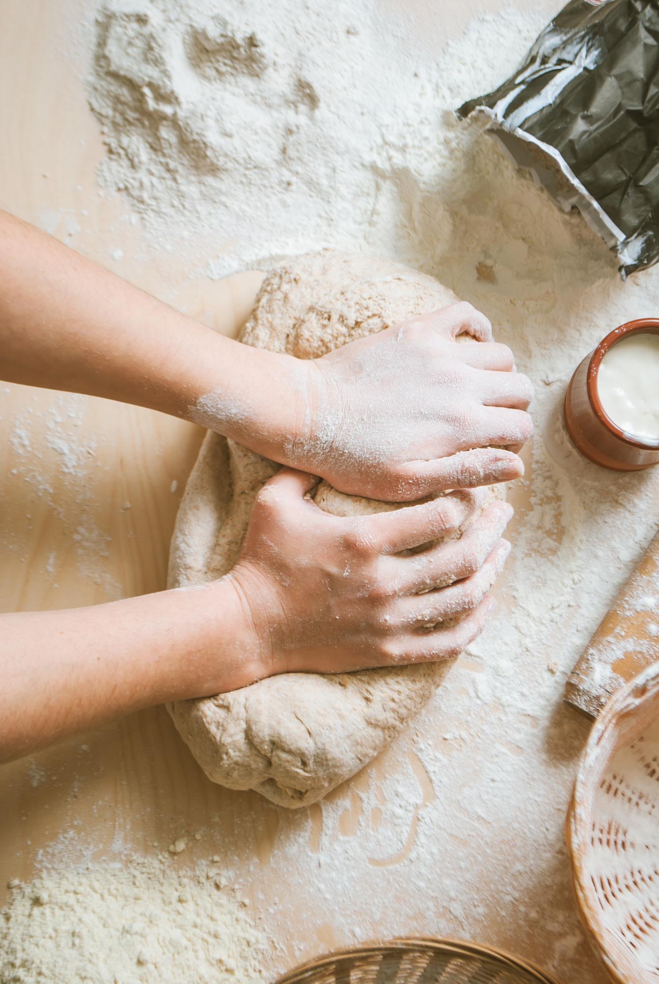 Dettaglio mani che preparano impasto